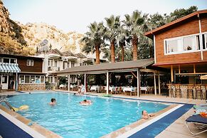 Canada Hotel & Bungalows