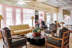 OYO Historic Cameron Hotel Brownsville I-69E