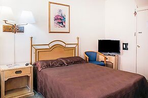 OYO Historic Cameron Hotel Brownsville I-69E