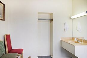 OYO Historic Cameron Hotel Brownsville I-69E