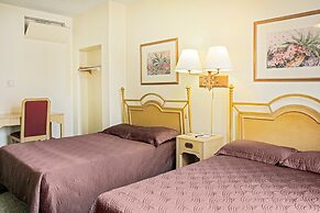 OYO Historic Cameron Hotel Brownsville I-69E