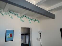 Traveler's Bed & Breakfast Hostel