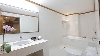 Amazing Kengtong Resort