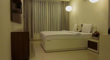 Yellow House Saigon Hotel