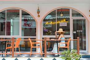 Side Walk Boutique Hotel