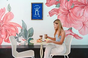 Side Walk Boutique Hotel