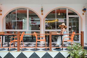 Side Walk Boutique Hotel