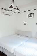 Side Walk Boutique Hotel