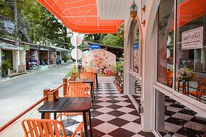 Side Walk Boutique Hotel