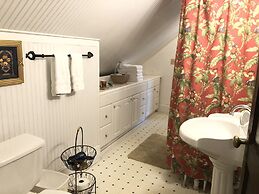 Oakland Cottage Bed & Breakfast