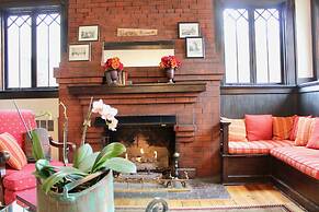 Oakland Cottage Bed & Breakfast