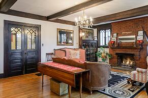 Oakland Cottage Bed & Breakfast