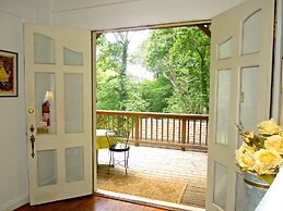 Oakland Cottage Bed & Breakfast