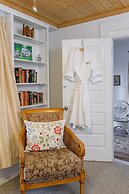 Oakland Cottage Bed & Breakfast
