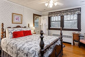 Oakland Cottage Bed & Breakfast