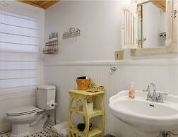 Oakland Cottage Bed & Breakfast