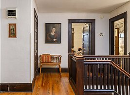 Oakland Cottage Bed & Breakfast