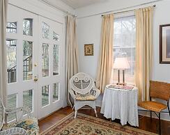 Oakland Cottage Bed & Breakfast