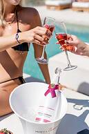 Super Paradise Hotel