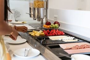 Super Paradise Hotel