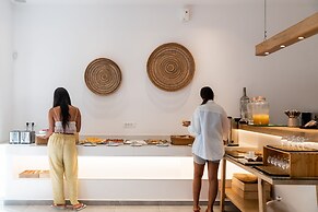 Super Paradise Hotel