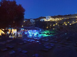 Super Paradise Hotel