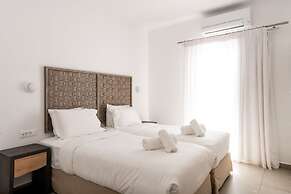 Super Paradise Hotel