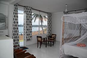 SURF UNA Beach Hotel