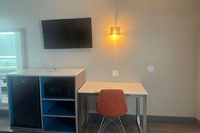 Super 8 by Wyndham Oceanside Downtown