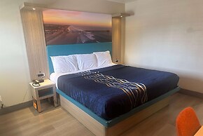 Super 8 by Wyndham Oceanside Downtown