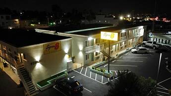 Super 8 by Wyndham Oceanside Downtown