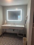 Super 8 by Wyndham Oceanside Downtown