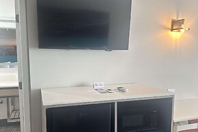 Super 8 by Wyndham Oceanside Downtown