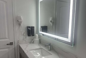 Super 8 by Wyndham Oceanside Downtown