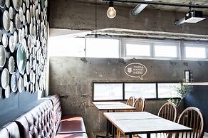 Hostel and Dining Tanga Table