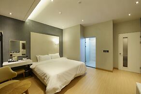 Hotel B