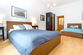 FriendHouse Apartments