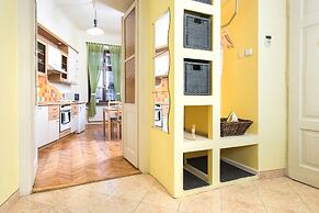 FriendHouse Apartments – Old City