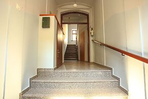 FriendHouse Apartments – Old City