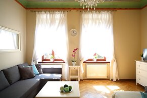 FriendHouse Apartments – Old City