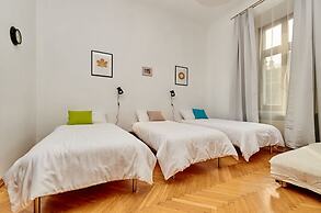 FriendHouse Apartments – Old City