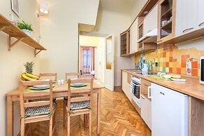 FriendHouse Apartments – Old City