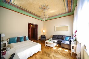 FriendHouse Apartments – Old City