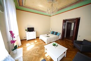 FriendHouse Apartments – Old City