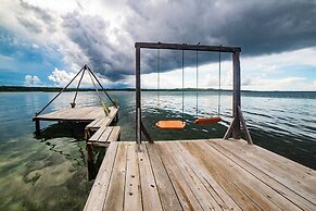 Urraca Monkey Island Eco Resort