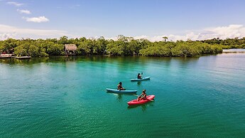 Urraca Monkey Island Eco Resort