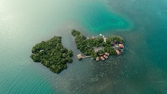 Urraca Monkey Island Eco Resort