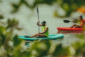 Urraca Monkey Island Eco Resort