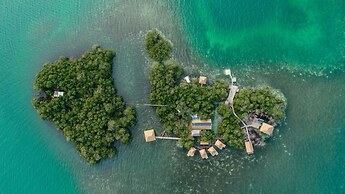 Urraca Monkey Island Eco Resort