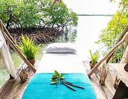 Urraca Monkey Island Eco Resort